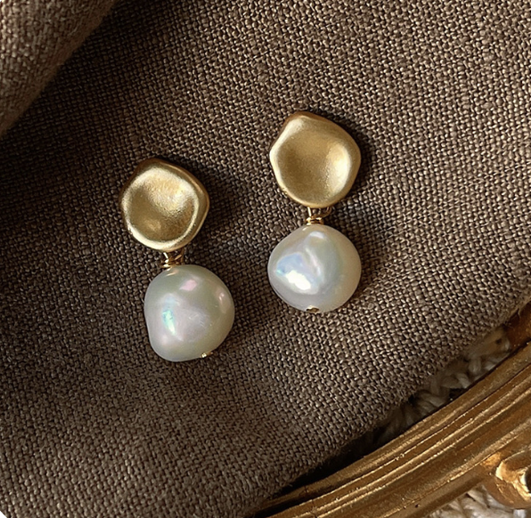 【JOJONO】マットゴールドの淡水パールピアス
